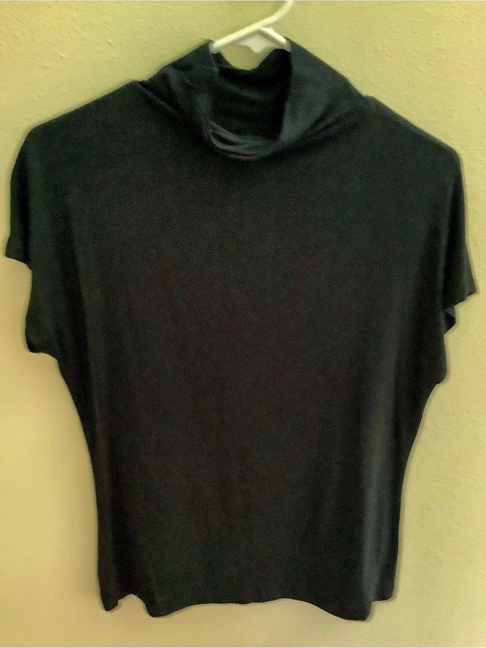 Relativity Short Sleeve mock neck Top in Black Large Like New